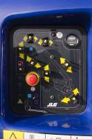 Detailaufnahme Bodensteuerung von 20 m Gelenkteleskopbühne