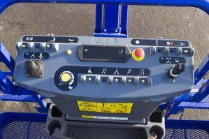 Bedienung aus Arbeitskorb von 20 m Gelenkteleskopbühne aus dem Verleih