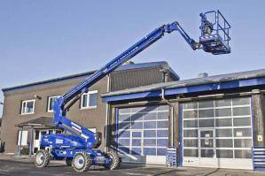 20 m Gelenkteleskopbühne von BEYER mit hochgefahrenem Teleskoparm