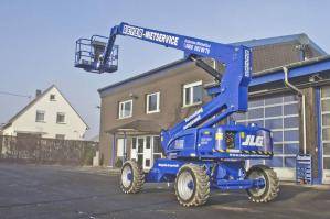 20 m 3d-Gelenkteleskopbühne vor BEYER-Werkstatthalle