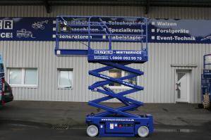 Ausgefahrene Haulotte Scherenbühne vor BEYER-Werkstatthalle