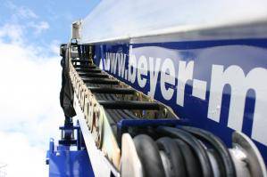 Detailaufnahme auf Hydraulikschläuche an Teleskoparm von Arbeitsbühne