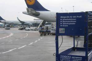 Scheren-Hebebühne auf Frankfurter Flughafen