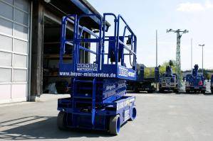 Scherenbühne auf Firmengelände von BEYER-Mietservice