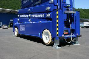 Hochregal-Scherenbühne abgestützt