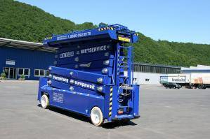 20 m Scherenbühne in eingefahrenem Zustand auf BEYER-Firmengelände