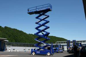 Ausgefahrene Hochregalscherenbühne von BEYER-Mietservice