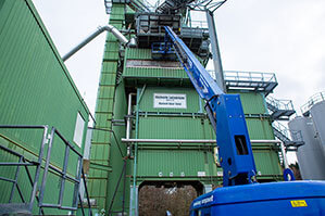 28 m Teleskopbühne bei Höhenarbeiten an Mischwerk im Einsatz