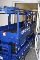 Scherenbühne beim passieren einer Tür im Altenheim