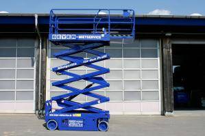 Ausgefahrene Elektro-Scherenbühne auf Firmengelände
