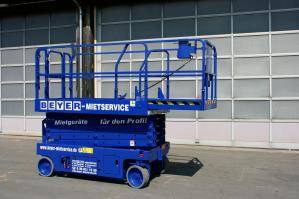 Scherenbühne mit ausgezogener Plattform vor Werkstatthalle