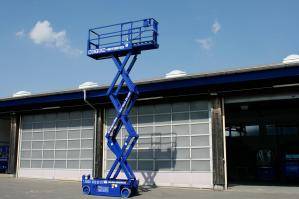 Ausgefahrene Scherenarbeitsbühne aus der BEYER-Vermietung