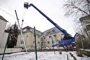 Teleskoplader mit Seilwinde in Wohnsiedlung im Einsatz