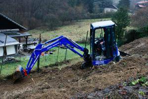 Raupenbagger am Hang bei Grabarbeiten im Einsatz