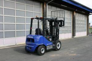BEYER Dieselstapler mit 2,5 t Tragkraft vor Werkstatthalle