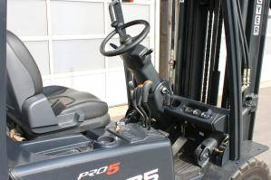 Offene Fahrerkabine von Gabelstapler aus der BEYER-Vermietung