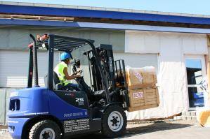 2,5 t Dieselstapler beim Lastentransport im Einsatz