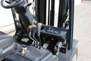 Steuerung und Lenkrad von BEYER-Dieselstapler mit 2.500 kg Tragkraft