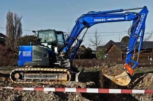 15 Tonnen Kettenbagger bei Grabarbeiten auf Baustelle