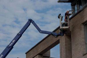 LKW-Arbeitsbühne mit 30 m Arbeitshöhe bei Fassadenarbeiten im Einsatz