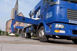 Abstützung von LKW-Bühne LB 300 TK mit 30 m Arbeitshöhe von BEYER