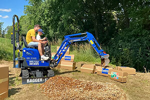 BEYER Minibagger beim Kitafest in Breitscheid als Attraktion