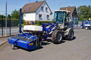 Radlader RL 100 mit Kehrmaschine auf BEYER-Firmengelände