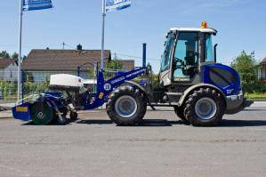 Seitenansicht von BEYER Radlader mit Anbauwerkzeug Kehrmaschine