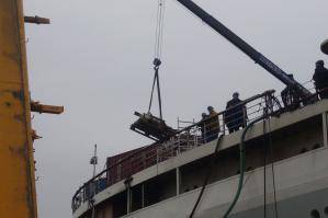 Kran auf Schiffsdeck im Einsatz