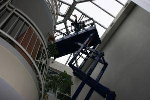 Scherenbühne bei Deckenarbeiten in einem schmalen Hausflur