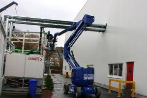 BEYER-Gelenkteleskopbühne mit 15 m Arbeitshöhe bei Montagearbeiten