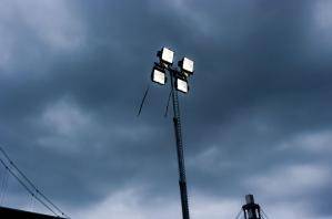 Ausgefahrener Lichtmast mit 4 Strahlern in der Dämmerung