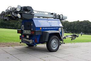 Eingefahrener Lichtmast LT 40.9 E auf Gelände von Kölner Stadion