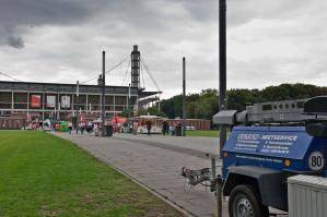 BEYER-Lichtmast LT 40.9 E im Einsatz an Kölner Stadion