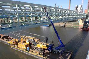 LKW-Arbeitsbühne auf Schiff bei Brückeninspektion