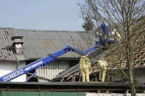 LKW-Arbeitsbühne LB 170 TK bei Dacharbeiten im Einsatz