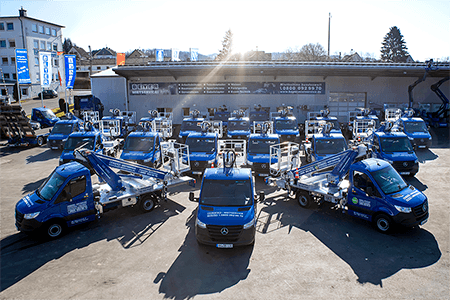 LKW-Arbeitsbühnen auf BEYER-Firmengelände im Gruppenbild
