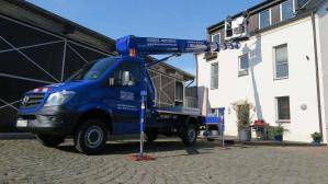 LKW-Bühne LB 270 abgestützt auf Kopfsteinpflaster bei Einsatz an Dachgaube