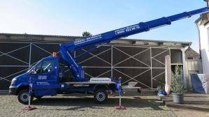 Sprinter-Arbeitsbühne 27 m Arbeitshöhe im Einsatz, abgestützt auf Kopfsteinpflaster