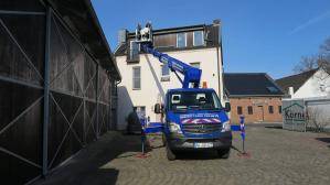 Frontansicht der LKW-Bühne LB 270 auf Pflaster bei Einsatz an Dachgaube