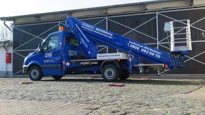 27 m Arbeitsbühne auf Sprinterfahrgestell wird für Abstützung vorbereitet