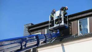 Teleskoparm mit 230 kg Arbeitskorb ausgefahren für Montage an Dachgaube