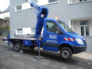 LKW-Hebebühne LB 221 T auf abschüssiger Straße abgestützt