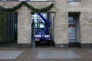 LKW-Hebebühne LB 221 T bei beengten Platzverhältnissen im Einsatz