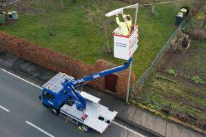 LKW-Steiger bei Arbeiten an Straßenlaterne in fließendem Verkehr im Einsatz