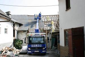 LKW-Arbeitsbühne bei Dacharbeiten im Einsatz