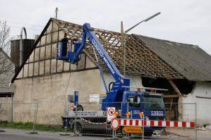 LKW-Bühne bei Arbeiten an einem Dachstuhl