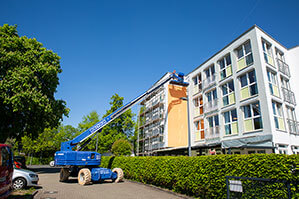 27 m Teleskopbühne bei Malerarbeiten an Seniorenheim in AK