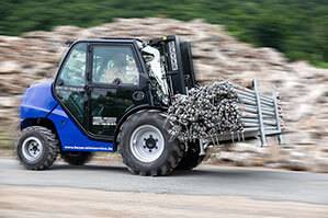 Manitou Geländestapler AFS 25 GDA-340 beim Transporteinsatz