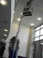 Elektro-Mastbühne beim Lampenaustausch im Einsatz